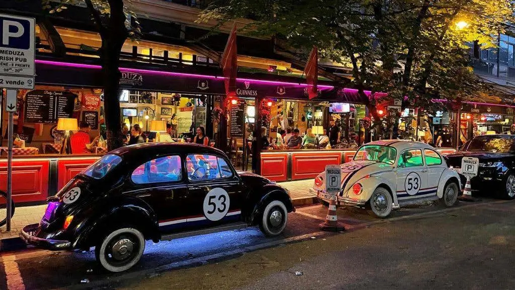 Quartiere Blloku a Tirana di sera