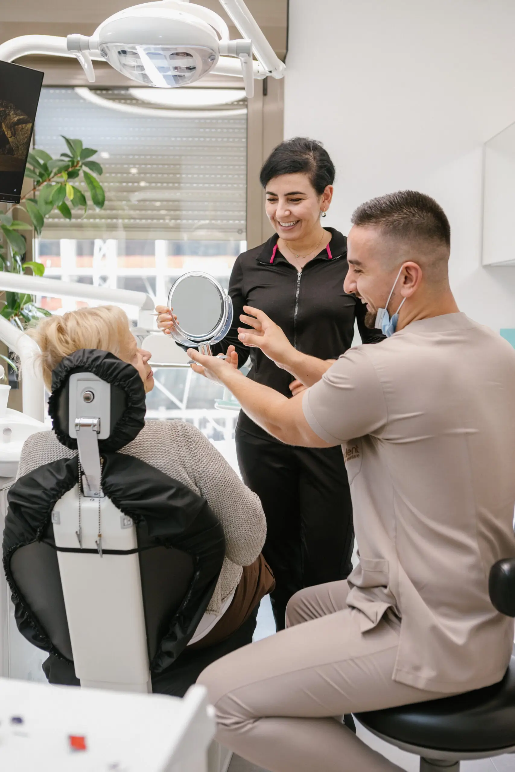 Equipo dental de Andent Clinic atendiendo pacientes internacionales en Tirana